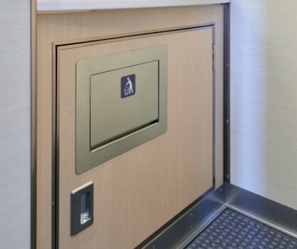 Högkvalitativ rektangulär avfallslucka för vertikal montering med soft-close, tillverkad av rostfritt stål, finish: matt satin, 182 mm (7,2"), AZ-GD180-HL. Avfallslucka i rostfritt stål, för gastronomi och mycket mer, av Sugatsune / LAMP® (Japan) - Bild 4